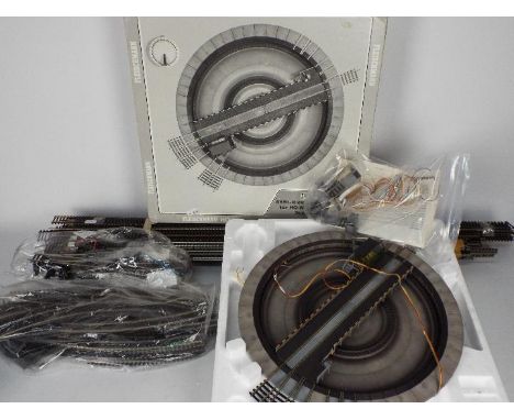 Fleiscmann, - A boxed Fleischmann HO gauge #6651 electrically driven turntable which appears to demonstrate elements of play 