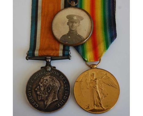 A WW I British War and Victory duo, naming 315317 PTE. E.L. HORST. MIDD' X R., together with a small portrait photograph of P