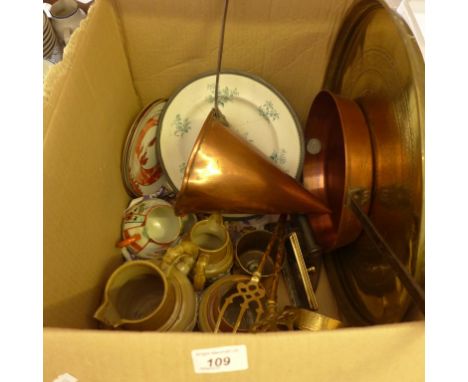 A mixed lot comprising various brass and copper wares to include ale warmer, frying pan, fire tools, weights, tray etc, plus 