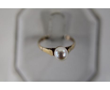 A 9ct gold &amp; cultured pearl ring 1.9 grams 