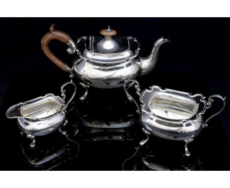 A three piece silver tea service, Mappin and Webb, Birmingham 1911, gross weight 30 ozt approx 