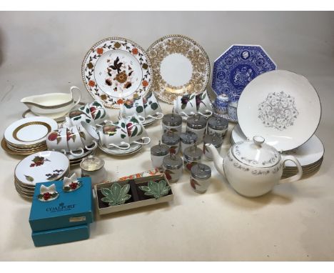 Mixed ceramics to include Royal Worcester Bridal Lace tea pot and dinner plates, Coalport car holders - boxed, Evesham coddle