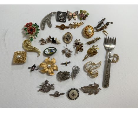 A large selection of brooches to include two silver hall marked brooches, silver filigree brooches, mother of pearl dog brooc