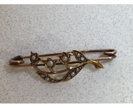 A 15 carat gold seed pearl brooch W:3cm 