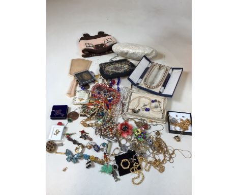 A collection of costume jewellery including vintage brooches and others 