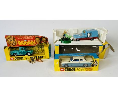 Corgi Toys Gift Set 7 Daktari Land Rover (green with black stripes, lemon interior and spun hubs, comes with Tiger/lion figur