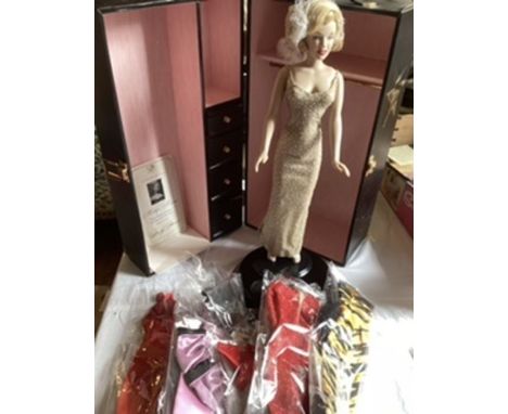 Franklin Mint Vintage Vinyl Portrait fashion doll wardrobe collection doll set ;Marilyn Monroe heavy Travel trunk and loose M