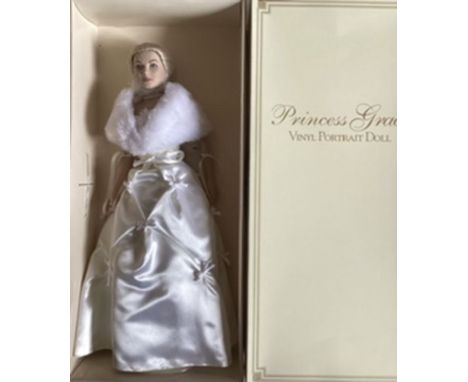 Franklin Mint Vintage Vinyl Portrait fashion doll wardrobe collection doll set ; Princess Grace of Monaco in long dress and f