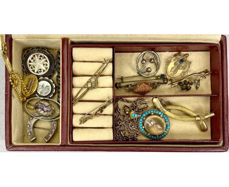 VICTORIAN &amp; LATER JEWELLERY GROUP IN A MODERN JEWELLERY BOX, to include a nice quality Victorian unmarked yellow metal pe