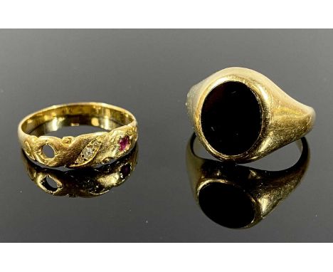 LADY'S &amp; GENTS 9CT GOLD RINGS x 2, to include a gents signet ring with black hardstone inset, date marked Birmingham 1970