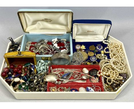MIXED JEWELLERY, BADGES &amp; HALLMARKED SILVER SPOONS GROUP, to include a chase decorated sterling silver bangle, 800 stampe