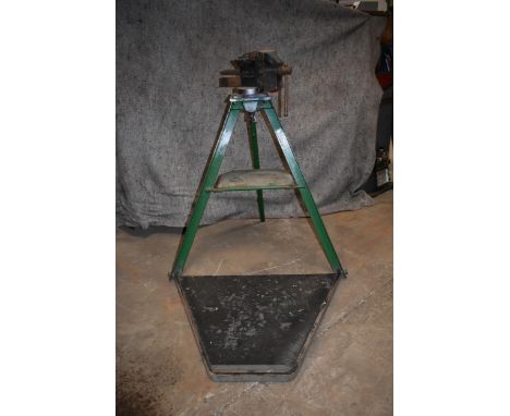 A RECORD N0 74 auto vice on tripod stand
