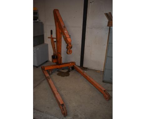 A hydraulic engine crane