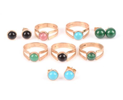 Five matching gem set rings, one set with malachite, one with onyx and another set with rose quartz, all ring size K, togethe