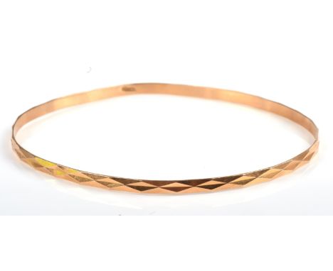 Bangle in yellow metal stamped "750VA35", faceted design.Condition Report:  Weight 5.9 grams.Misshapen.