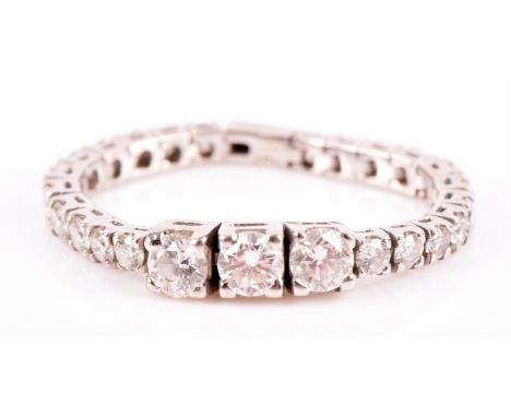 Brilliant cut diamond flexible ring in white metal stamped "750", claw set, ring size O.Condition Report:  Weight 2.7 grams.I
