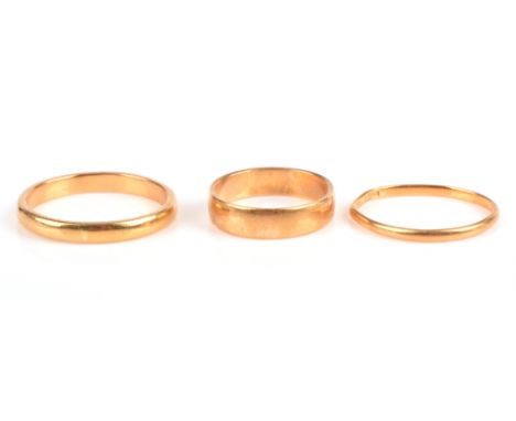 Three wedding bands, one measuring 4.6mm, ring size M, one measuring 1.9mm, ring size R, both in 22 ct gold, together with on