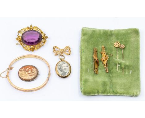 A collection of jewellery to include a two Victorian 9ct gold bar brooches set with diamond and ruby, (both with gilt pins) t