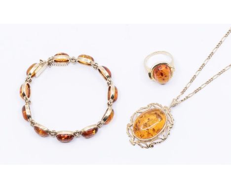 A collection of amber and 9ct gold jewellery to include a bracelet set with oval amber, box clasp, elngth approx 17.5cm, safe