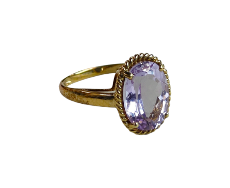 9 CARAT GOLD &amp; AMETHYST RING 