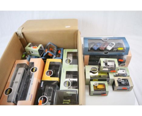 19 Cased Oxford diecast models to include 8 x Commercials, Omnibus x 3, Showtime, Automobile x 6 and Military x 1 all excelle