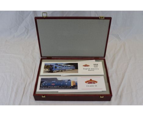 Cased Bachmann OO gauge ltd edn English Electric Deltic and Class 55 in green livery with paperwork