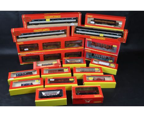 19 Boxed Hornby OO gauge item of rolling stock to include K6225 3 pack, K6225 3 pack (damaged box), Top Link x 4, R6469, R646