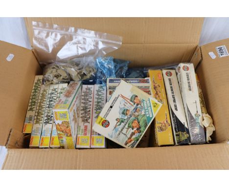Plastic military figures - Collection featuring 15 boxed examples (Airfix x 7 with one sealed & Matchbox x 8) and a quantity 
