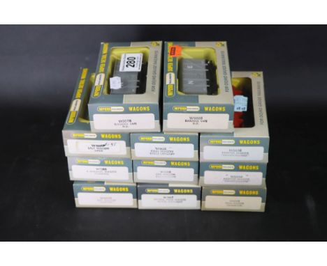 11 Boxed Wrenn Super Detail OO gauge items of rolling stock to include W5028 Banana Van x 2, W5036 Hopper Wagon x 2, W5003 Gu