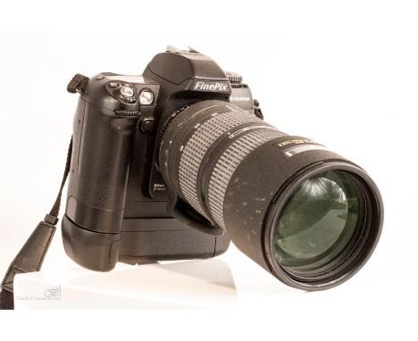 Fujifilm Finepix S2 pro camera body (Nikon F mount) with NIKON zoom lens: Nikon ED AF NIKKOR 80-200mm 1;2.8 d.