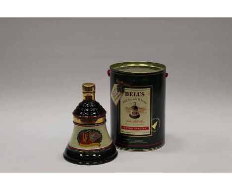 BELL'S CHRISTMAS 1991 BELL
Blended Scotch Whisky in green and cream ceramic Wade decanter. 70cl, 40% volume, in tube. CONDITI