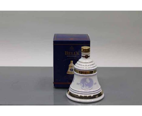 BELL'S SCOTTISH INVENTORS BELL - ALEXANDER GRAHAM BELL
Blended Scotch Whisky in white and gold Wade ceramic decanter. 70cl, 4