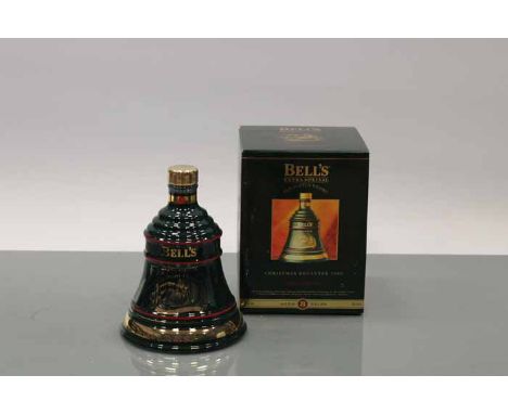 BELL'S CHRISTMAS 1995 BELL
Blended Scotch Whisky in green  Wade ceramic decanter. 70cl, 40% volume, in carton. CONDITION REPO