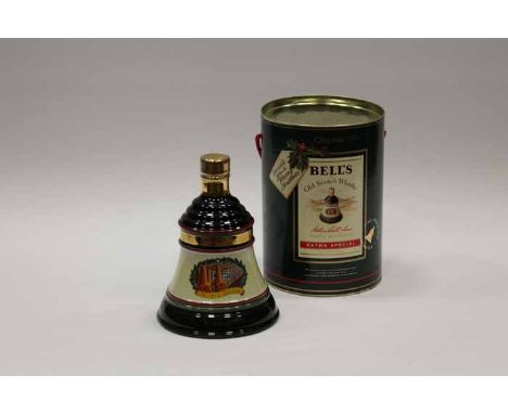 BELL'S CHRISTMAS 1991 BELL
Blended Scotch Whisky in green Wade ceramic decanter. 70cl, 40% volume, in tube. CONDITION REPORT: