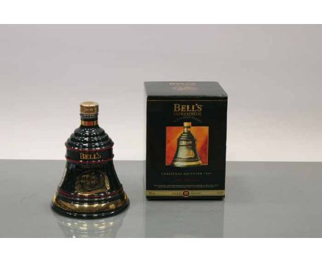 BELL'S CHRISTMAS 1995 BELL
Blended Scotch Whisky in green  Wade ceramic decanter. 70cl, 40% volume, in carton. CONDITION REPO