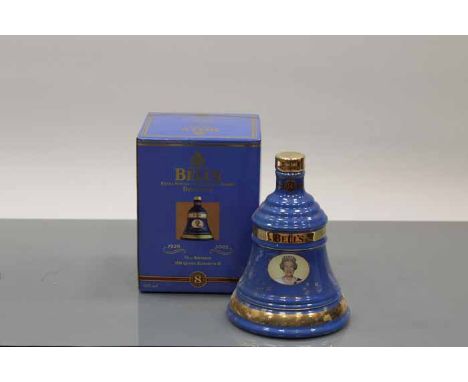 BELL'S QUEEN'S 75TH BIRTHDAY BELL
Blended Scotch Whisky in blue Wade ceramic decanter. 70cl, 40% volume, in carton. CONDITION