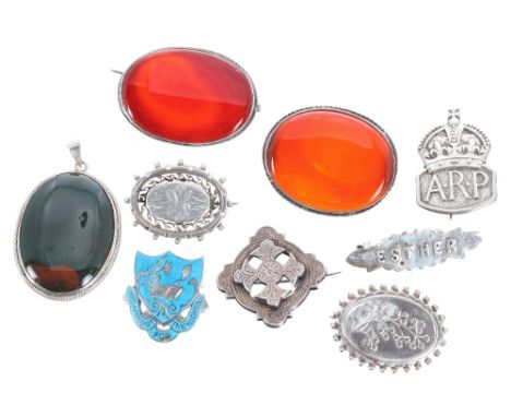 Collection of nine assorted silver brooches, 89.4gm (9)