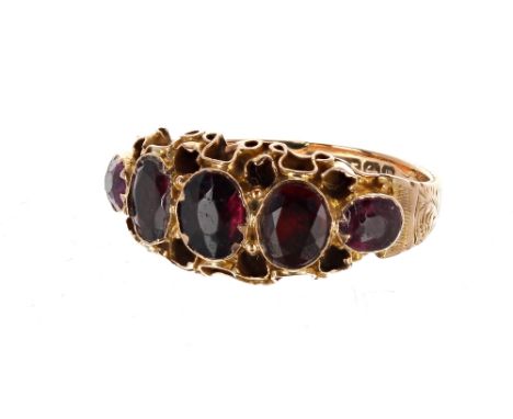 Antique 9ct engraved garnet set ring, 1.9gm, ring size K