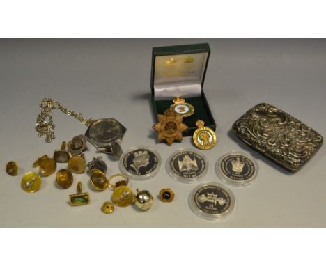 Coins - a 10 dollars Solomon Islands 1992 commemorative coin;  others 2 dollar, 20 Dalasis, 25 Rupees;  coin topped cufflinks