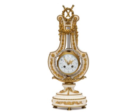 Frankrijk, wit marmeren lier pendule, Louis XVI stijl, ca. 1880; Uurwerk uitgevoerd met gaand- en slagwerk op bel, de wit ema