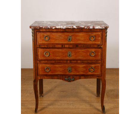 Mahonie- en rozenhouten commode in Louis XV-stijl met wit geaderd rood marmeren blad. In het front drie laden. Het geheel ver