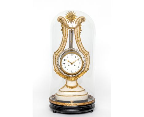 Frankrijk, wit marmeren lierpendule, Louis XVI stijl, ca. 1860; Uurwerk uitgevoerd met gaand- en slagwerk op bel, wit emaille