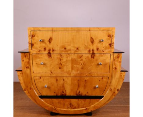 Berkenwortelhouten halfronde commode in Art Deco-stijl, met drie laden en zwart gelakt lijstwerk en -poten (besch.) 116, h. 9