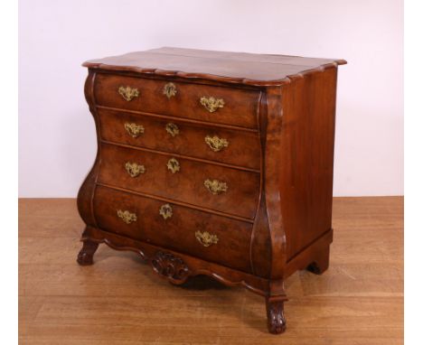 Notenhouten gefineerde enkelgebogen commode, Louis XV, ca. 1770; Uitgevoerd met vier laden en verguld beslag. Staande op gest