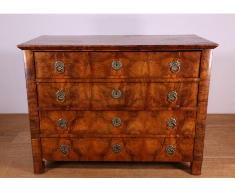 Oostenrijk, noten-, notenwortelhouten commode, 19e eeuw, met vier laden. Geen sleutels br. 130, h. 97 en d. 64 cm [1]