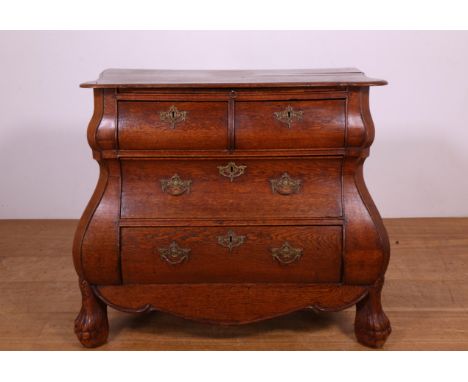Eikenhouten commode, Louis XV, circa 1760. In het dubbelgebogen front uittrekblad en drie laden. Op balklauwpoten. Geen sleut