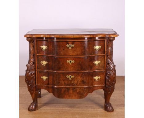 Notenhouten commode, Louis XV, ca. 1750; Uitgevoerd met gebroken front, drie laden, op de twee front hoeken fraai gestoken kw