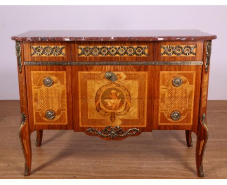Frankrijk, rozenhouten commode in Louis XVI-stijl met rood marmeren blad. In het getrapte front drie laden. Het geheel versie