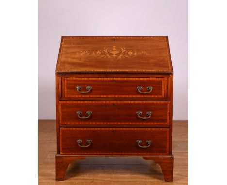 Engeland, mahoniehouten commode, Edwardian, ca. 1900, met openslaande schrijfklep, waarachter een interieur. In het front dri