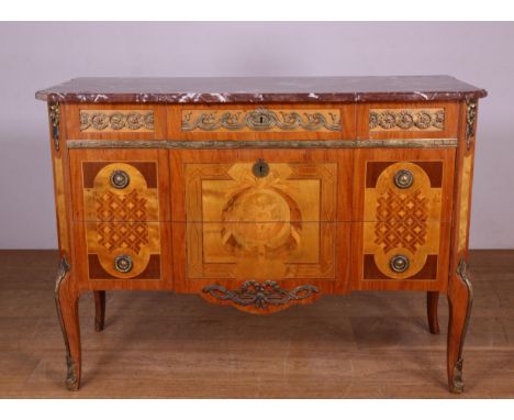 Frankrijk, rozenhouten commode in Louis XVI-stijl, met rood marmeren blad. In het getrapte front drie laden. Het geheel versi